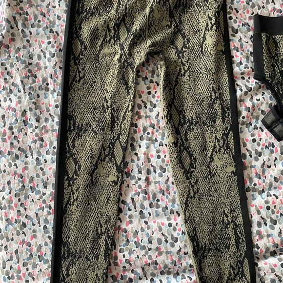 Fabletics Matching Set, Snake Skin Print, medium bottom and top - Picture 4 of 4